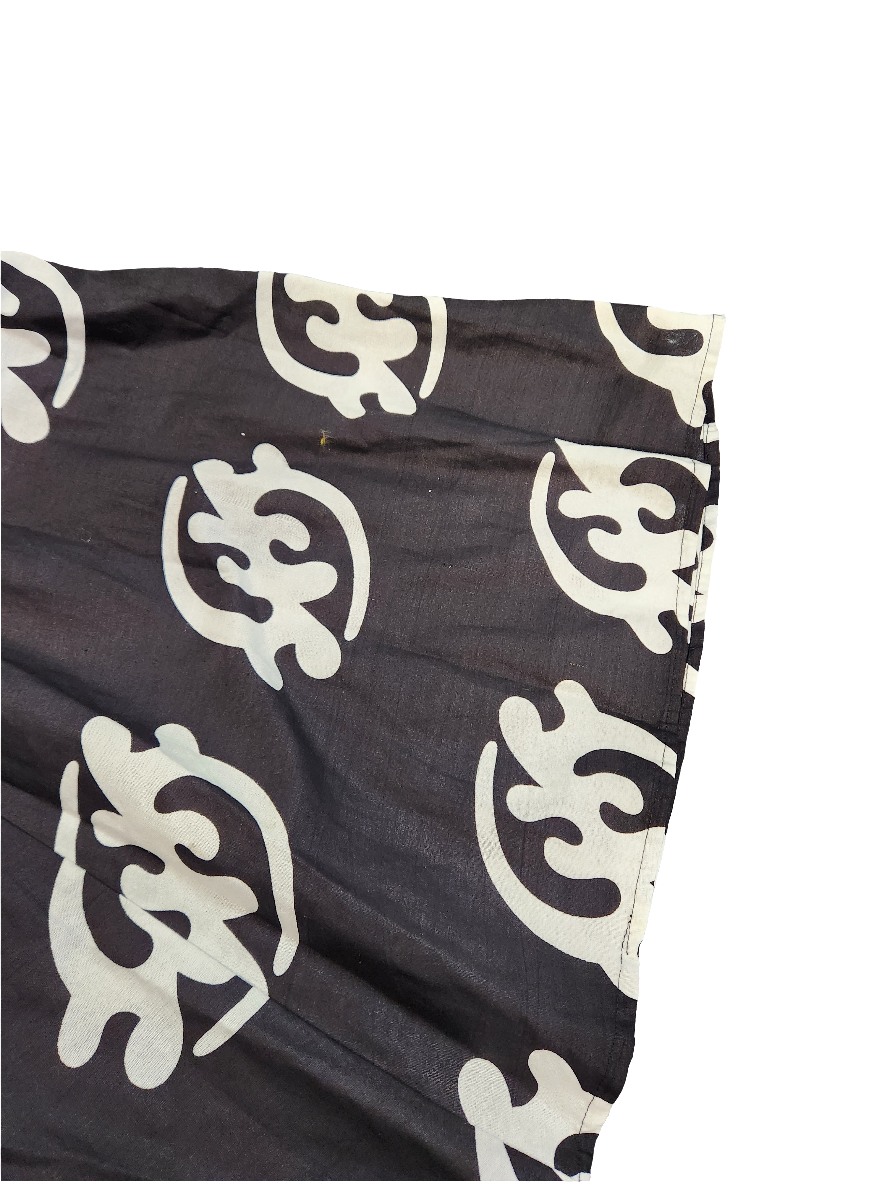 Women's Black and White Patterned Skirt. Waist Width: 15 in, Length 32